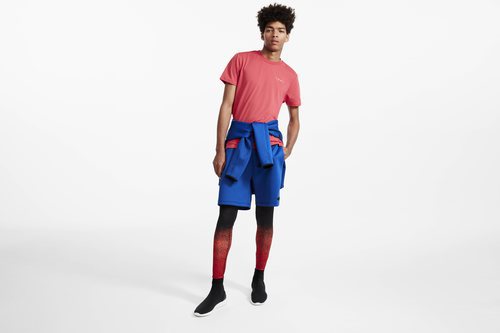 Camiseta roja y short azul marino de la colección Asos 4505 de Asos activewear