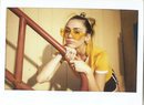 Miley Cyrus posa con un pantalón corto negro y camiseta amarilla de Converse 2018