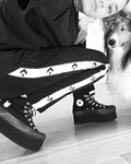 Miley Cyrus con su perro vestida con un chándal y zapatillas de plataforma Converse 2018