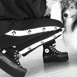 Miley Cyrus con su perro vestida con un chándal  y zapatillas de plataforma Converse 2018