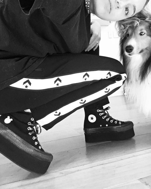 Miley Cyrus con su perro vestida con un chándal  y zapatillas de plataforma Converse 2018