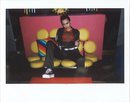 Miley Cyrus con un chándal negro Converse y una camiseta de cuadros escoceses 2018