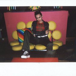 Miley Cyrus con un chándal negro Converse y una camiseta de cuadros escoceses 2018