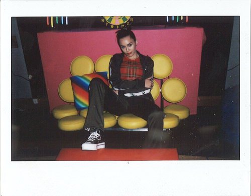 Miley Cyrus con un chándal negro Converse y una camiseta de cuadros escoceses 2018