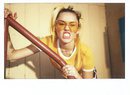 Miley Cyrus muestra los dientes y un conjunto deportivo de Converse 2018