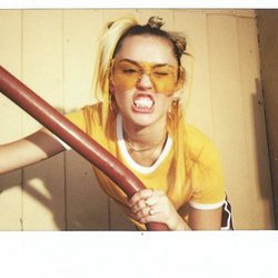 Miley Cyrus muestra los dientes y un conjunto deportivo de Converse 2018