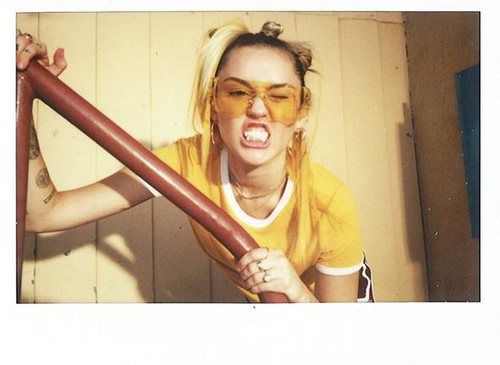 Miley Cyrus muestra los dientes y un conjunto deportivo de Converse 2018