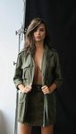 Emily Ratajkowski posa con una chaqueta verde y una falda a juego para DL 1961-2018