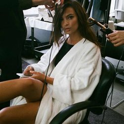 Emily Ratajkowski en el backstage para la nueva campaña de DL 1961-2018