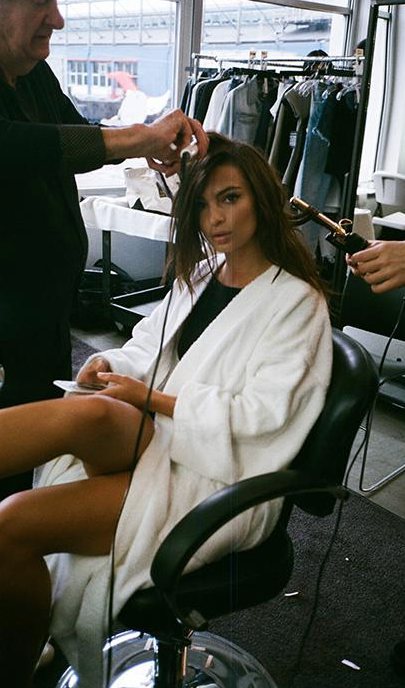 Emily Ratajkowski en el backstage para la nueva campaña de DL 1961-2018