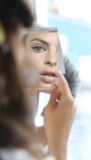 Emily Ratajkowski en la sesión de fotos para la campaña de DL 1961