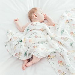 Mantita blanca con estampado de leones de la colección de El Rey León de Aden + Anais