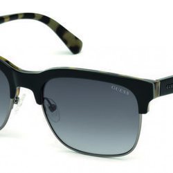 Gafas de sol cuadradas negras  de la colección de Guess SS18
