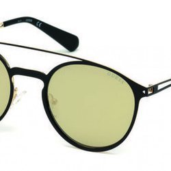 Gafas de sol con forma de pantos de color amarillo de la colección de Guess SS18
