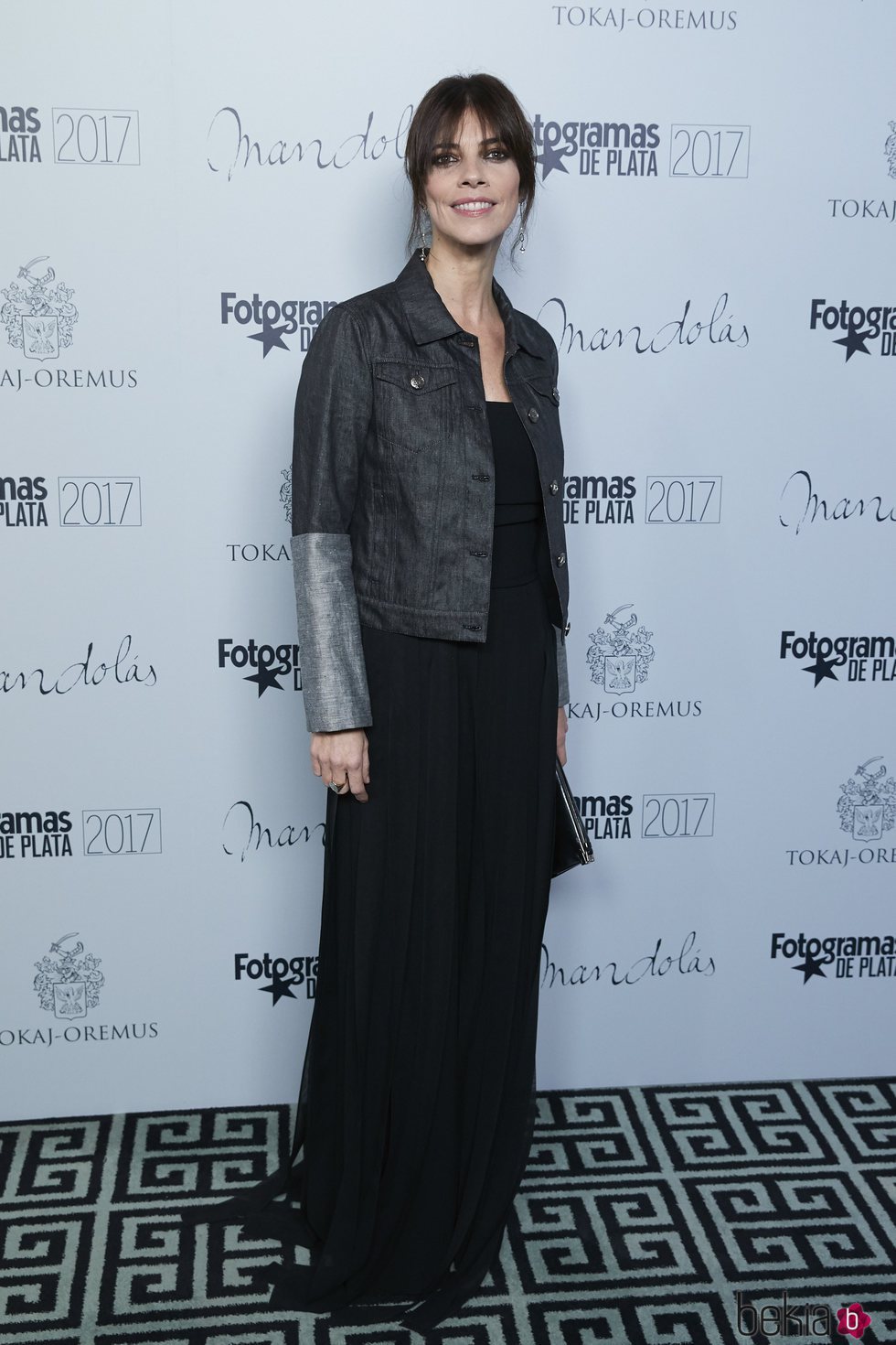 Maribel Verdú con un vestido negro y cazadora vaquera en la cena de nominados a los Fotogramas de Plata 2017