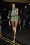 Winnie Harlow con un mini vestido verde militar en la fiesta Miu Miu en Londres 2018