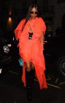 Naomi Campbell con un vestido naranja en la fiesta Miu Miu en Londres 2018