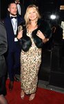 Kate Moss con un vestido de pedreria en tonos burdeos y verdes en Londres 2018