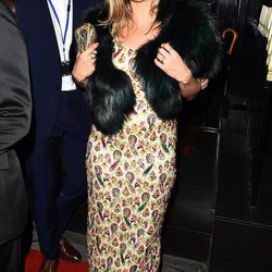 Kate Moss con un vestido de pedreria en tonos burdeos y verdes en Londres 2018