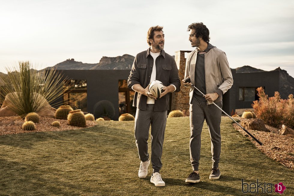 Javier Bardem y Dev Patel posando con joggings grises para Ermenegildo Zegna primavera/verano 2018