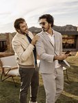 Javier Bardem y Dev Patel posando con un traje a rayas y un look informal para Ermenegildo Zegna primavera/verano 2018
