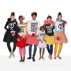 Hombres, mujeres y niña con camisetas de United Colors Of Benetton de la colección para primavera/verano 2018