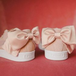 Parte trasera en un fondo roja de las Nuevas Puma Suede Bow Valentine de Puma