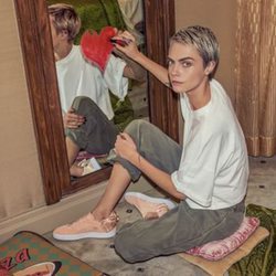 Cara Delevingne dibujando un corazón en un espejo como imagen de las Nuevas Zapatillas Puma Suede Bow Valentine