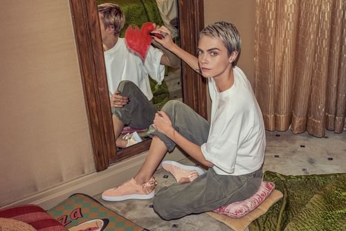 Cara Delevingne dibujando un corazón en un espejo como imagen de las Nuevas Zapatillas Puma Suede Bow Valentine