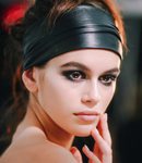 Kaia Gerber con una diadema negra ancha y un maquillaje oscuro 2018
