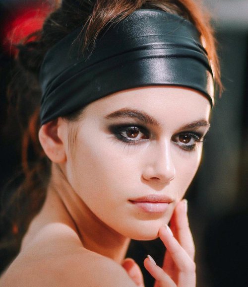 Kaia Gerber con una diadema negra ancha y un maquillaje oscuro 2018