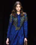 Kaia Gerber con un vestido azul y estampado de circulos amarillos 2018