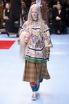 Blusa de estampados florales y falda de cuadros marrón de Gucci otoño/invierno 2018/2019 en la Milan Fashion Week