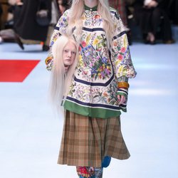 Blusa de estampados florales y falda de cuadros marrón de Gucci otoño/invierno 2018/2019 en la Milan Fashion Week