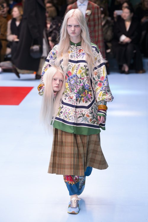 Blusa de estampados florales y falda de cuadros marrón de Gucci otoño/invierno 2018/2019 en la Milan Fashion Week