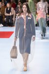 Traje de america estructurada y falda azul de Gucci otoño/invierno 2018/2019 en la Milan Fashion Week