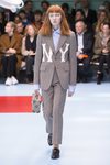 Traje de americana gris con letras estampadas de Gucci otoño/invierno 2018/2019 en la Milan Fashion Week