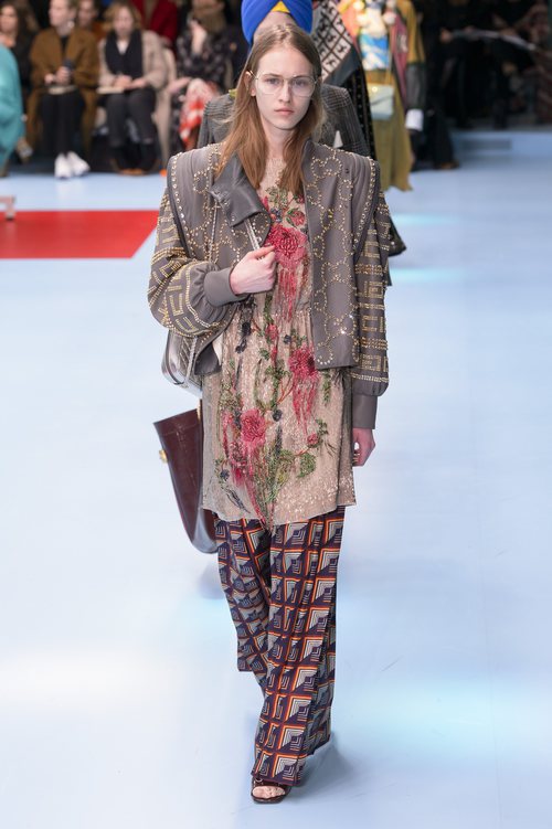 Blusa con estampados florales y pantalones anchos de Gucci otoño/invierno 2018/2019 en la Milan Fashion Week