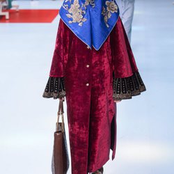 Vestido largo y ancho de terciopelo rojo de Gucci otoño/invierno 2018/2019 en la Milan Fashion Week