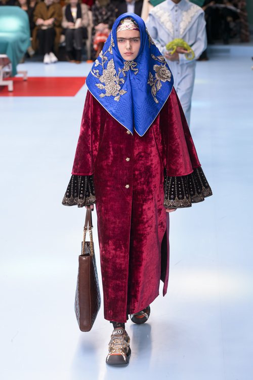 Vestido largo y ancho de terciopelo rojo de Gucci otoño/invierno 2018/2019 en la Milan Fashion Week