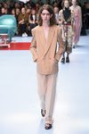 Traje marrón de pantalones con una capa transparente de Gucci otoño/invierno 2018/2019 en la Milan Fashion Week