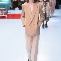Traje marrón de pantalones con una capa transparente de Gucci otoño/invierno 2018/2019 en la Milan Fashion Week