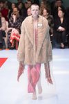 Traje largo rosa y chaqueta de pelo ancha de Gucci otoño/invierno 2018/2019 en la Milan Fashion Week