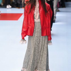 Vestido largo de encaje blanco y verde de Gucci otoño/invierno 2018/2019 en la Milan Fashion Week