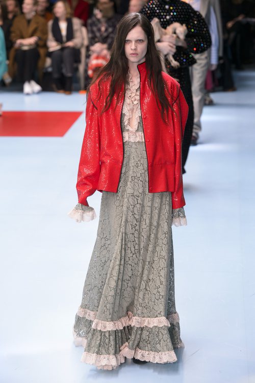 Vestido largo de encaje blanco y verde de Gucci otoño/invierno 2018/2019 en la Milan Fashion Week