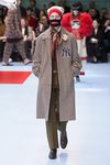 Chaqueta larga con cuadros escoceses de Gucci otoño/invierno 2018/2019 en la Milan Fashion Week