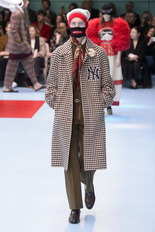 Chaqueta larga con cuadros escoceses de Gucci otoño/invierno 2018/2019 en la Milan Fashion Week