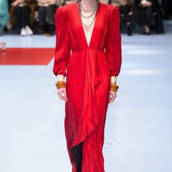 Vestido largo rojo con hombreras de Gucci otoño/invierno 2018/2019 en la Milan Fashion Week