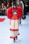 Vestido largo de tul y plumas rojo y blanco de Gucci otoño/invierno 2018/2019 en la Milan Fashion Week