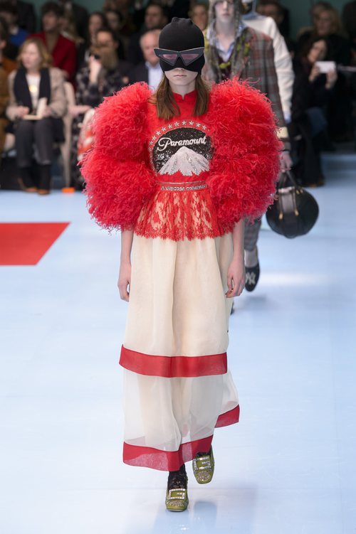 Vestido largo de tul y plumas rojo y blanco de Gucci otoño/invierno 2018/2019 en la Milan Fashion Week